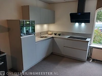 Moderne showroom keuken met inbouwapparatuur smart vista parel - afbeelding 1 van  37