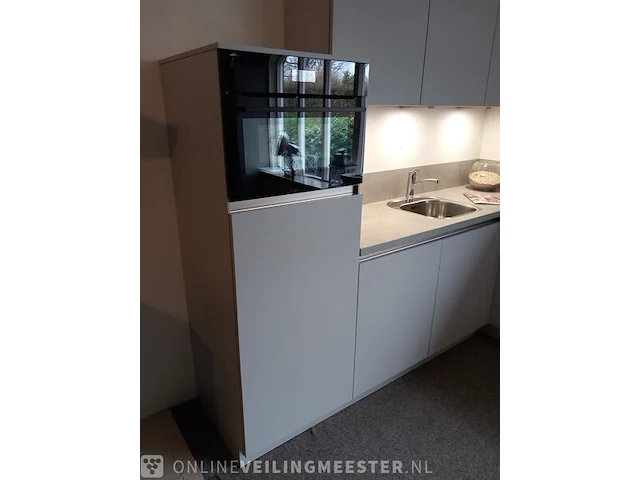 Moderne showroom keuken met inbouwapparatuur smart vista parel - afbeelding 12 van  37