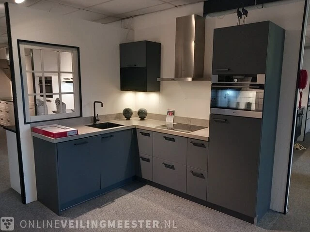 Moderne showroom keuken met inbouwapparatuur tristar fenix verde - afbeelding 1 van  53