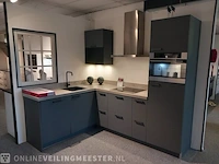Moderne showroom keuken met inbouwapparatuur tristar fenix verde