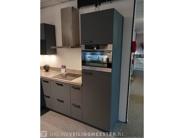 Moderne showroom keuken met inbouwapparatuur tristar fenix verde - afbeelding 12 van  53