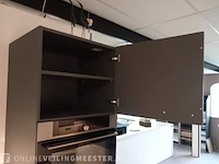 Moderne showroom keuken met inbouwapparatuur tristar fenix verde - afbeelding 30 van  53