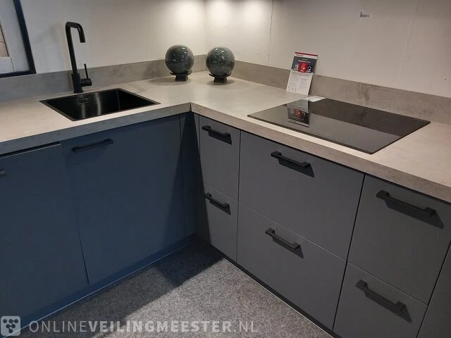 Moderne showroom keuken met inbouwapparatuur tristar fenix verde - afbeelding 23 van  53