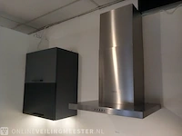 Moderne showroom keuken met inbouwapparatuur tristar fenix verde - afbeelding 34 van  53