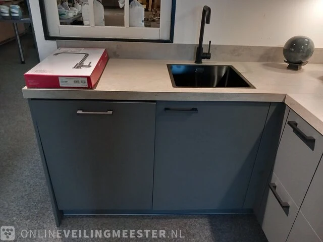 Moderne showroom keuken met inbouwapparatuur tristar fenix verde - afbeelding 45 van  53