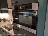 Moderne showroom keuken met inbouwapparatuur tristar fenix verde - afbeelding 50 van  53