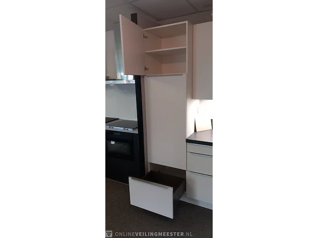 Moderne showroom keuken met inbouwapparatuur tristar hydra - afbeelding 26 van  45