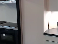 Moderne showroom keuken met inbouwapparatuur tristar hydra - afbeelding 26 van  45