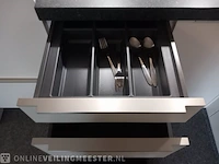Moderne showroom keuken met inbouwapparatuur tristar hydra - afbeelding 28 van  45