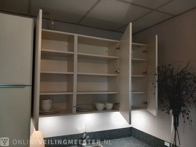 Moderne showroom keuken met inbouwapparatuur tristar hydra - afbeelding 30 van  45