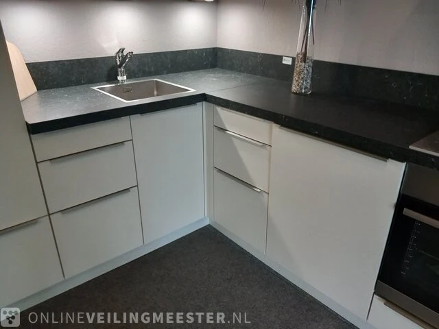Moderne showroom keuken met inbouwapparatuur tristar hydra - afbeelding 34 van  45