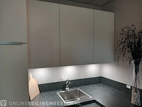 Moderne showroom keuken met inbouwapparatuur tristar hydra - afbeelding 41 van  45