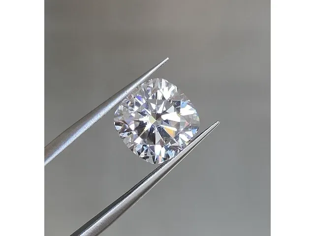 Moissanite (d / vvs1) 9.0 karaat - afbeelding 1 van  5