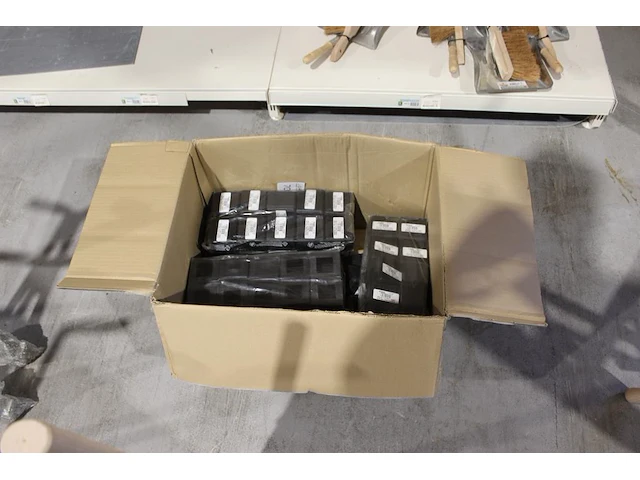 Mokerdoppen in doos. maat 41 x 41 mm. ruim 70 stuks. - afbeelding 1 van  3