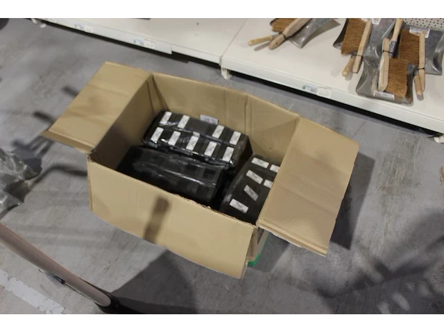 Mokerdoppen in doos. maat 41 x 41 mm. ruim 70 stuks. - afbeelding 2 van  3