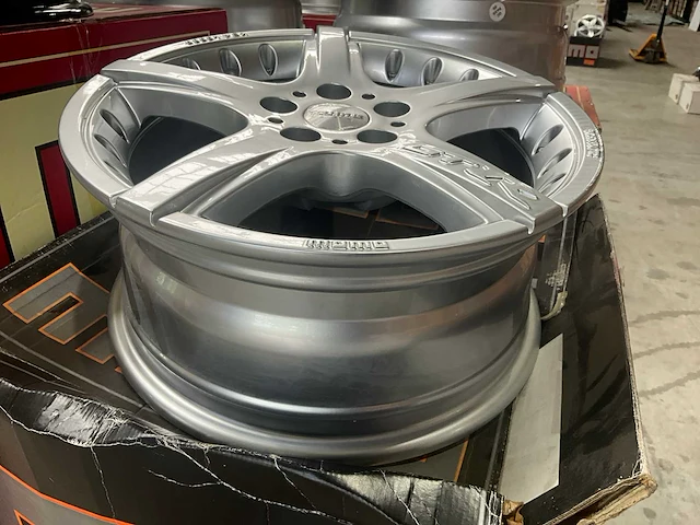 Momo grt limited velgenset 16” 5x100 - afbeelding 2 van  4
