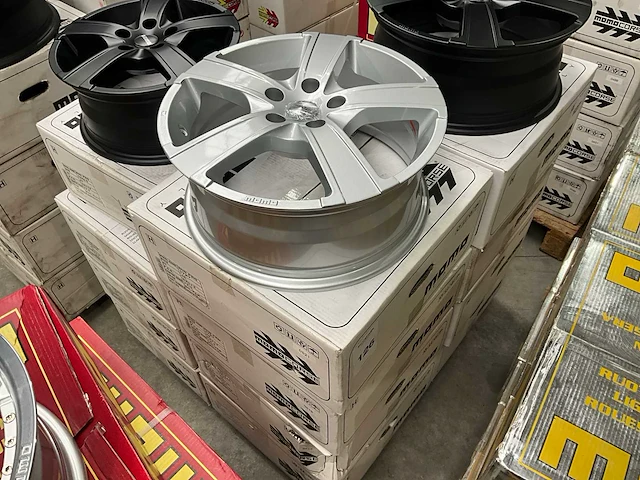 Momo win pro 17” 5x112 velgen set - afbeelding 2 van  3
