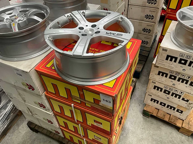 Momo wrs 18” 4x108 velgen set - afbeelding 2 van  3