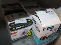 Mondkapjes in twee uitvoeringen in 5 deels aangebroken dozen. - afbeelding 1 van  1