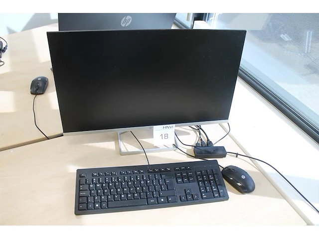 Monitor hp m24 f met toetsenbord, hub en muis. - afbeelding 1 van  2