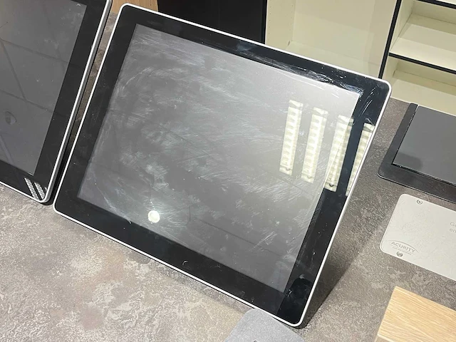 Monitor met touchscreen (2x) - afbeelding 2 van  5