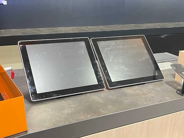 Monitor met touchscreen (2x) - afbeelding 1 van  5