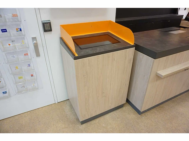 Monitor met touchscreen in zuil - afbeelding 1 van  6