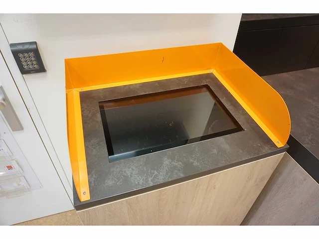 Monitor met touchscreen in zuil - afbeelding 2 van  6