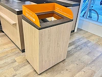 Monitor met touchscreen in zuil