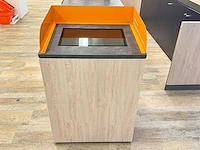 Monitor met touchscreen in zuil - afbeelding 2 van  3