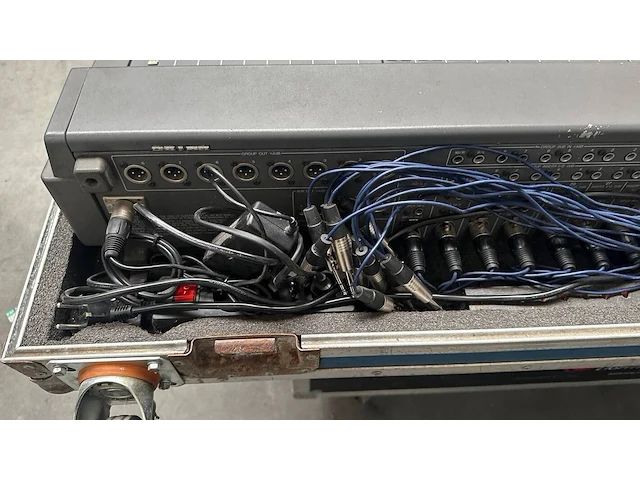 Monitor mixer 32ch 8 aux yamaha, mc3210m - afbeelding 7 van  10