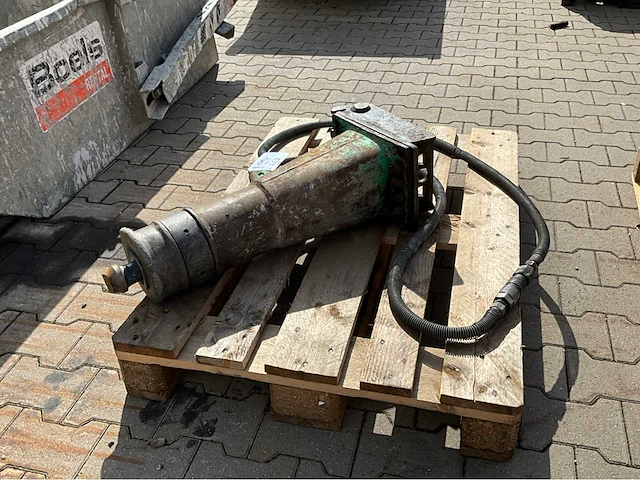 Montabert hydraulische sloophamer - afbeelding 1 van  5