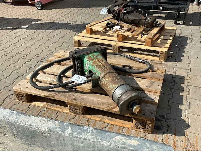 Montabert hydraulische sloophamer - afbeelding 2 van  5