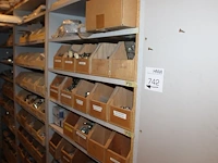 Montageproducten waaronder scharnieren, haken, geleiders, verbinders, deurbeslag, kistsluitingen, pluggen, ... - afbeelding 1 van  4