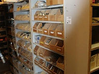 Montageproducten waaronder scharnieren, haken, geleiders, verbinders, deurbeslag, kistsluitingen, pluggen, ... - afbeelding 2 van  4