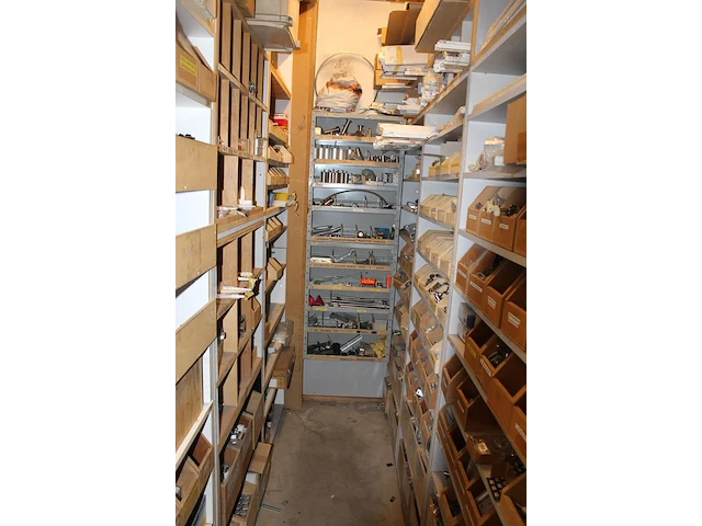 Montageproducten waaronder scharnieren, haken, geleiders, verbinders, deurbeslag, kistsluitingen, pluggen, ... - afbeelding 3 van  4