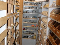 Montageproducten waaronder scharnieren, haken, geleiders, verbinders, deurbeslag, kistsluitingen, pluggen, ... - afbeelding 3 van  4