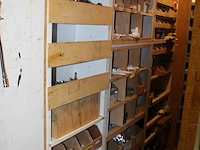 Montageproducten waaronder scharnieren, haken, geleiders, verbinders, deurbeslag, kistsluitingen, pluggen, ... - afbeelding 4 van  4