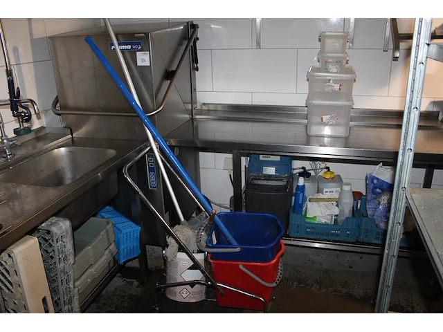 Mopwagen en diverse schoonmaakmiddelen op schap. - afbeelding 1 van  3