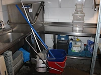 Mopwagen en diverse schoonmaakmiddelen op schap. - afbeelding 1 van  3