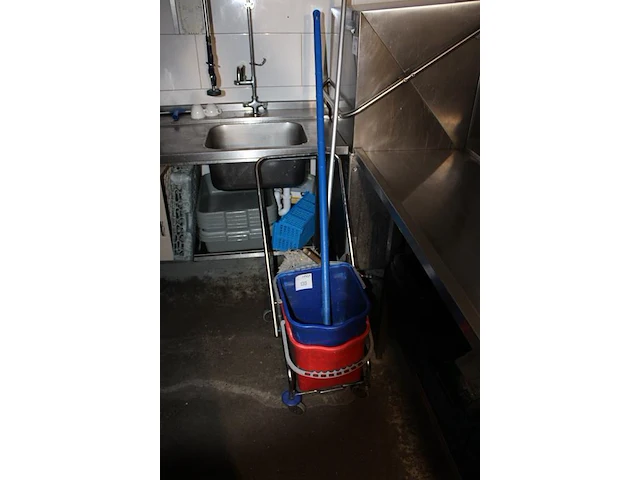 Mopwagen en diverse schoonmaakmiddelen op schap. - afbeelding 2 van  3
