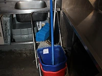 Mopwagen en diverse schoonmaakmiddelen op schap. - afbeelding 2 van  3