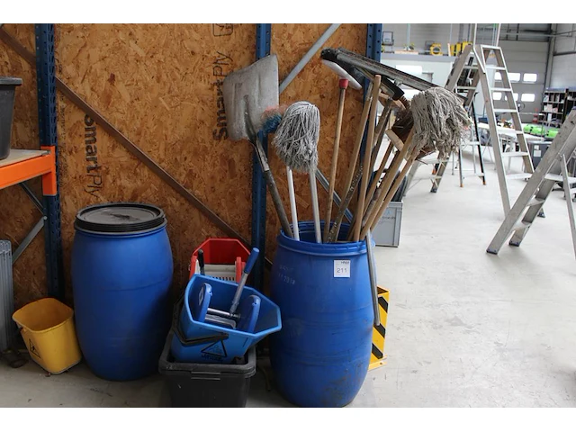 Mopwagens, tonnen en handgereedschappen. - afbeelding 1 van  3