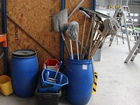 Mopwagens, tonnen en handgereedschappen. - afbeelding 1 van  3