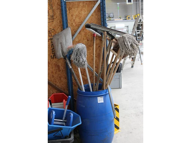 Mopwagens, tonnen en handgereedschappen. - afbeelding 2 van  3