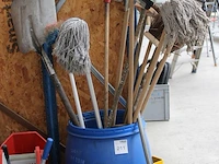 Mopwagens, tonnen en handgereedschappen. - afbeelding 2 van  3
