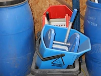 Mopwagens, tonnen en handgereedschappen. - afbeelding 3 van  3
