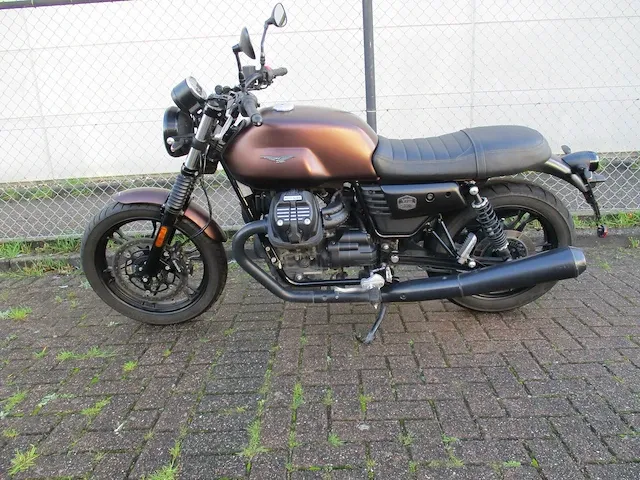 Moto guzzi - motorfiets - v7 iii stone - motorfiets - afbeelding 1 van  13