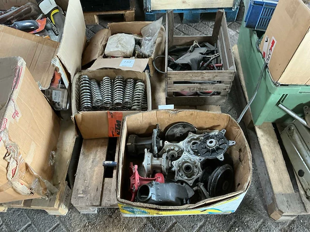 Motor onderdelen, naven, vering, startkabels, etc - afbeelding 1 van  8