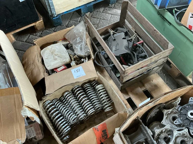 Motor onderdelen, naven, vering, startkabels, etc - afbeelding 2 van  8